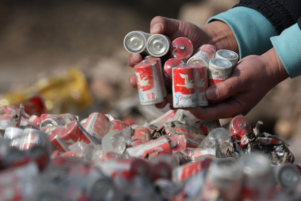 倾倒事件中的一次性电池含汞量达0.025%,对环境安全造成了影响。