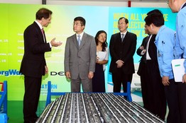 Coda CEO辛格(左)在天津与美国商务部长骆家辉(中)讨论电动汽车的电池事宜