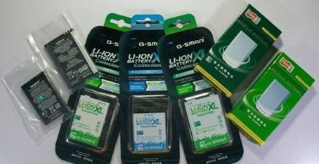 左边两块是山寨诺基亚(买不到包装)电池,中间三块是正品G-smar电池,右边两块是山寨飞毛腿电池