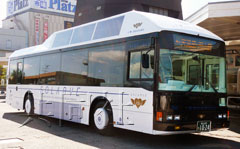 利用太阳光发电的未来型公交车从1日起开始在冈山市内运行